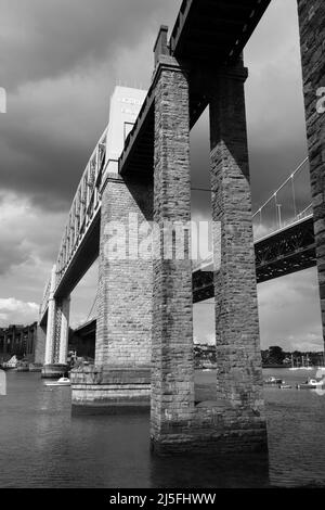 Scatto monocromatico del Royal Albert Bridge visto dal basso sul lato del Tamar. Il ponte è un ponte ferroviario storico a binario unico che collega Deva Foto Stock