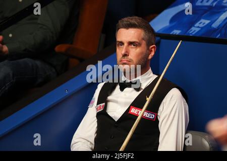 Mark Selby durante il giorno otto del campionato mondiale di biliardo Betfred al Crucible, Sheffield. Data foto: Sabato 23 aprile 2022. Foto Stock