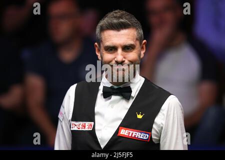 Mark Selby durante il giorno otto del campionato mondiale di biliardo Betfred al Crucible, Sheffield. Data foto: Sabato 23 aprile 2022. Foto Stock