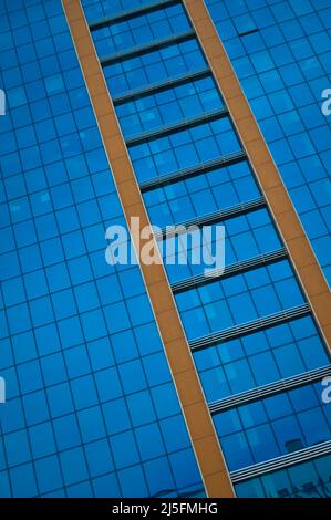 Business center, torre di vetro istituzionale, moderno edificio in vetro, business center con cielo blu Foto Stock