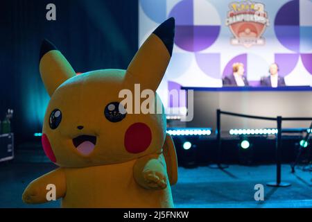 Francoforte, Germania. 23rd Apr 2022. 23 Aprile 2022, Hessen, Francoforte sul meno: Il Pokemon Pikachu, preso al Campionato europeo Pokemon, che si svolge di nuovo dopo una pausa di diversi anni. Giocata con carte di scambio, su console di videogiochi e telefoni cellulari. Pokemon si occupa di raccogliere e allenare i mostri. Gli spettatori erano ammessi anche nelle sale espositive di Francoforte. Foto: Hannes P. Albert/dpa Credit: dpa Picture Alliance/Alamy Live News Foto Stock