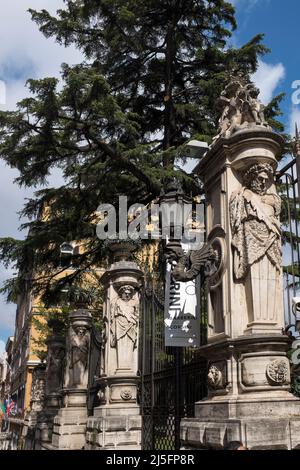 Sculture ornate all'ingresso di Palazzo Barberini Roma Italia Foto Stock