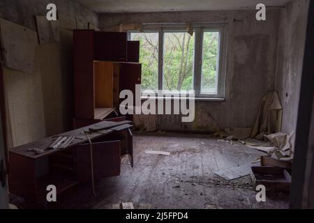 L'interno di appartamenti distrutti nella città deserta di Pripyat nella zona di esclusione dopo il disastro di Chernobyl. Foto Stock