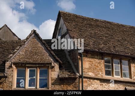 Finestre in pietra di mullion e tegole in pietra di una proprietà del 18th secolo nel villaggio inglese quintessential di Lacock Wiltshire Foto Stock