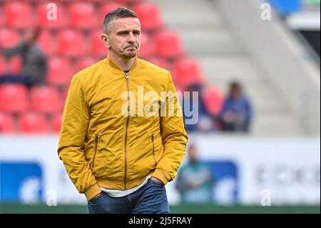 Regensburg, Germania. 23rd Apr 2022. Calcio: 2. Bundesliga, Jahn Regensburg - Hamburger SV, Matchday 31, Jahnstadion Regensburg. L'allenatore Mersad Selimbegovic di Ratisbona si trova nello stadio prima della partita. Credit: Armin Weigel/dpa - NOTA IMPORTANTE: In conformità con i requisiti della DFL Deutsche Fußball Liga e della DFB Deutscher Fußball-Bund, è vietato utilizzare o utilizzare fotografie scattate nello stadio e/o della partita sotto forma di immagini di sequenza e/o serie di foto video-simili./dpa/Alamy Live News Foto Stock