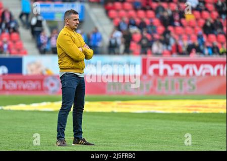 Regensburg, Germania. 23rd Apr 2022. Calcio: 2. Bundesliga, Jahn Regensburg - Hamburger SV, Matchday 31, Jahnstadion Regensburg. L'allenatore Mersad Selimbegovic di Ratisbona si trova nello stadio prima della partita. Credit: Armin Weigel/dpa - NOTA IMPORTANTE: In conformità con i requisiti della DFL Deutsche Fußball Liga e della DFB Deutscher Fußball-Bund, è vietato utilizzare o utilizzare fotografie scattate nello stadio e/o della partita sotto forma di immagini di sequenza e/o serie di foto video-simili./dpa/Alamy Live News Foto Stock