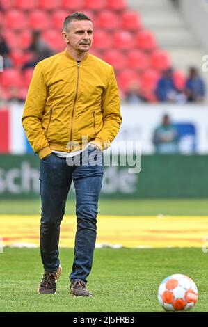 Regensburg, Germania. 23rd Apr 2022. Calcio: 2. Bundesliga, Jahn Regensburg - Hamburger SV, Matchday 31, Jahnstadion Regensburg. L'allenatore Mersad Selimbegovic di Ratisbona si trova nello stadio prima della partita. Credit: Armin Weigel/dpa - NOTA IMPORTANTE: In conformità con i requisiti della DFL Deutsche Fußball Liga e della DFB Deutscher Fußball-Bund, è vietato utilizzare o utilizzare fotografie scattate nello stadio e/o della partita sotto forma di immagini di sequenza e/o serie di foto video-simili./dpa/Alamy Live News Foto Stock