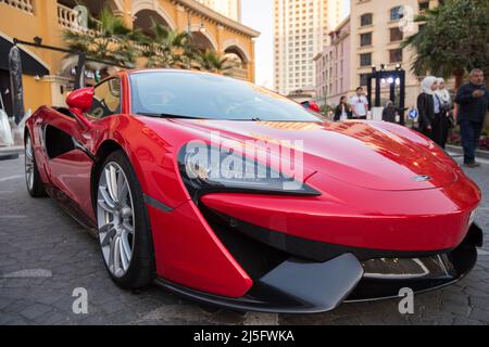 Doha ,Qatar, Febbraio 01,2020 : Mostra di supercar di lusso organizzata dal team Qatar chiamato 'Supercars Elite'. Foto Stock