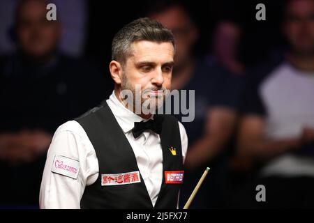 Mark Selby durante il giorno otto del campionato mondiale di biliardo Betfred al Crucible, Sheffield. Data foto: Sabato 23 aprile 2022. Foto Stock