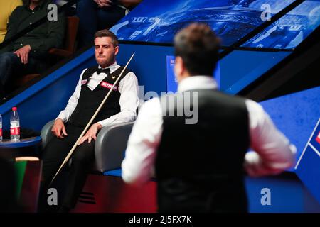 Mark Selby durante il giorno otto del campionato mondiale di biliardo Betfred al Crucible, Sheffield. Data foto: Sabato 23 aprile 2022. Foto Stock