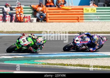 ASSEN, PAESI BASSI - APRILE 23: Jonathan Rea di Gran Bretagna è leader davanti a Toprak Razgatlıoglu di Turchia durante la FIM Superbike World Championship Race 1 durante il WorldSBK Motul Dutch Round al TT Circuit Assen il 23 aprile 2022 ad Assen, Paesi Bassi (Foto di Andre Weening/Orange Pictures) Foto Stock