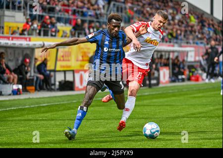 Regensburg, Germania. 23rd Apr 2022. Calcio: 2nd Bundesliga, Jahn Regensburg - Hamburger SV, Matchday 31, Jahnstadion Regensburg. Erik Wekesser di Regensburg (r) combatte per la palla con Bakery Jatta di Amburgo. Credit: Armin Weigel/dpa - NOTA IMPORTANTE: In conformità con i requisiti della DFL Deutsche Fußball Liga e della DFB Deutscher Fußball-Bund, è vietato utilizzare o utilizzare fotografie scattate nello stadio e/o della partita sotto forma di immagini di sequenza e/o serie di foto video-simili./dpa/Alamy Live News Foto Stock