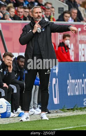 Regensburg, Germania. 23rd Apr 2022. Calcio: 2nd Bundesliga, Jahn Regensburg - Hamburger SV, Matchday 31, Jahnstadion Regensburg. Il pullman Tim Walter di Amburgo è a margine. Credit: Armin Weigel/dpa - NOTA IMPORTANTE: In conformità con i requisiti della DFL Deutsche Fußball Liga e della DFB Deutscher Fußball-Bund, è vietato utilizzare o utilizzare fotografie scattate nello stadio e/o della partita sotto forma di immagini di sequenza e/o serie di foto video-simili./dpa/Alamy Live News Foto Stock