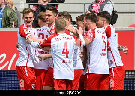 Regensburg, Germania. 23rd Apr 2022. Calcio: 2nd Bundesliga, Jahn Regensburg - Hamburger SV, Matchday 31, Jahnstadion Regensburg. La squadra di Regensburg festeggia dopo aver segnato il traguardo per farlo 1:1 contro Amburgo. Credit: Armin Weigel/dpa - NOTA IMPORTANTE: In conformità con i requisiti della DFL Deutsche Fußball Liga e della DFB Deutscher Fußball-Bund, è vietato utilizzare o utilizzare fotografie scattate nello stadio e/o della partita sotto forma di immagini di sequenza e/o serie di foto video-simili./dpa/Alamy Live News Foto Stock