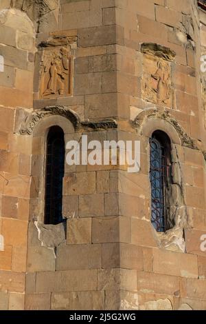 Vista ravvicinata del bassorilievo sulla facciata esterna dell'antico monastero di Jvari, Mtkkheta, Georgia Foto Stock