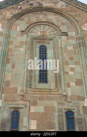 Vista ravvicinata del bassorilievo sulla facciata esterna dell'antico monastero di Svetitskhoveli, Mtkkheta, Georgia Foto Stock