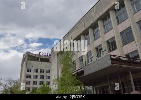 Chernobyl, Ucraina - 11 MAGGIO 2019: Consiglio comunale di Pripyat e Polissya Hotel - Pripyat, zona di esclusione di Chernobyl, Ucraina Foto Stock