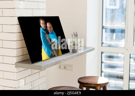 Foto tela persone con la bandiera di Ucraina Foto Stock