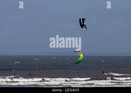 Portobello, Edimburgo, Scozia, Regno Unito. 23rd aprile 2022. Kitesurfers fuori sul Firth di Forth a porty, insolito a kitesurf qui ma a causa del vento che arriva da ENE 31km/h con raffiche potenzialmente 42 km/h e temperatura di 12 gradi ha dato le condizioni ideali affinchè alcuni kitesurfers uscire sulla superficie instabile. Foto Stock