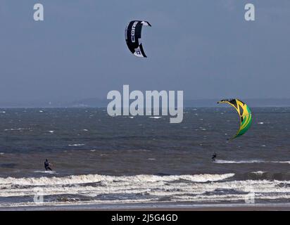 Portobello, Edimburgo, Scozia, Regno Unito. 23rd aprile 2022. Kitesurfers fuori sul Firth di Forth a porty, insolito a kitesurf qui ma a causa del vento che arriva da ENE 31km/h con raffiche potenzialmente 42 km/h e temperatura di 12 gradi ha dato le condizioni ideali affinchè alcuni kitesurfers uscire sulla superficie instabile. Foto Stock