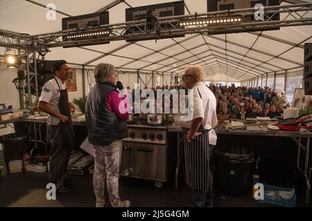 Cornwall, Regno Unito. 23rd Apr 2022. Antony Worrall Thompson, assistito da Marcus Houghton, Jude Kereama assistito dal suo capo chef, Peter Almond, il festival preferito di cibo e musica della Cornovaglia nel villaggio di Porthleven Food Festival, 2022 Festival che si svolge 22 aprile 24. Un festival locale gratuito di cibo e musica, creato dalla gente di Porthleven e dintorni. Credit: kathleen white/Alamy Live News Credit: kathleen white/Alamy Live News Foto Stock