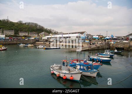 Cornwall, Regno Unito. 23rd Apr 2022. Antony Worrall Thompson, assistito da Marcus Houghton, Jude Kereama assistito dal suo capo chef, Peter Almond, il festival preferito di cibo e musica della Cornovaglia nel villaggio di Porthleven Food Festival, 2022 Festival che si svolge 22 aprile 24. Un festival locale gratuito di cibo e musica, creato dalla gente di Porthleven e dintorni. Credit: kathleen white/Alamy Live News Credit: kathleen white/Alamy Live News Foto Stock