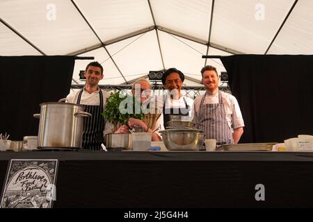 Cornwall, Regno Unito. 23rd Apr 2022. Antony Worrall Thompson, assistito da Marcus Houghton, Jude Kereama assistito dal suo capo chef, Peter Almond, il festival preferito di cibo e musica della Cornovaglia nel villaggio di Porthleven Food Festival, 2022 Festival che si svolge 22 aprile 24. Un festival locale gratuito di cibo e musica, creato dalla gente di Porthleven e dintorni. Credit: kathleen white/Alamy Live News Credit: kathleen white/Alamy Live News Foto Stock