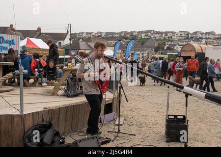 Cornwall, Regno Unito. 23rd Apr 2022. Antony Worrall Thompson, assistito da Marcus Houghton, Jude Kereama assistito dal suo capo chef, Peter Almond, il festival preferito di cibo e musica della Cornovaglia nel villaggio di Porthleven Food Festival, 2022 Festival che si svolge 22 aprile 24. Un festival locale gratuito di cibo e musica, creato dalla gente di Porthleven e dintorni. Credit: kathleen white/Alamy Live News Credit: kathleen white/Alamy Live News Foto Stock