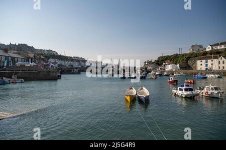 Cornwall, Regno Unito. 23rd Apr 2022. Antony Worrall Thompson, assistito da Marcus Houghton, Jude Kereama assistito dal suo capo chef, Peter Almond, il festival preferito di cibo e musica della Cornovaglia nel villaggio di Porthleven Food Festival, 2022 Festival che si svolge 22 aprile 24. Un festival locale gratuito di cibo e musica, creato dalla gente di Porthleven e dintorni. Credit: kathleen white/Alamy Live News Credit: kathleen white/Alamy Live News Foto Stock