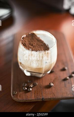 Caffè ghiacciato alla vaniglia latte con latte foam.selective focus Foto Stock