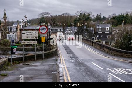 Newton Stewart, Scozia - Dicembre 30th 2021: Traffico sul ponte Cree all'ingresso di Newton Stewart, Dumfries e Galloway, Scozia Foto Stock