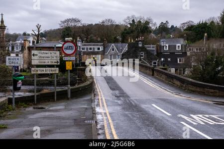 Newton Stewart, Scozia - Dicembre 30th 2021: Traffico sul ponte Cree all'ingresso di Newton Stewart, Dumfries e Galloway, Scozia Foto Stock