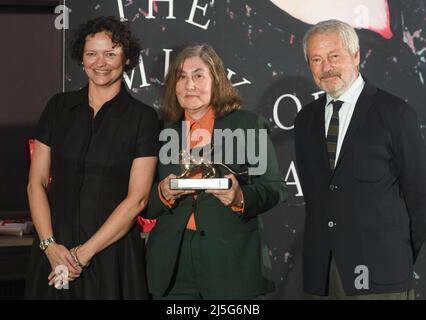 Venedig, Italia. 23rd Apr 2022. L'artista Düsseldorf Katharina Fritsch (M) ha ricevuto un Leone d'oro per i lavori della sua vita alla Biennale d'Arte 59th. La curatrice Cecilia Alemani e Roberto Cicutto, Presidente della Biennale di Venezia, si rallegrano con lei. La Biennale Arte, che si svolge ogni due anni, è considerata in tutto il mondo la più antica e, dopo la documenta di Kassel, il più importante forum internazionale per l'arte visiva contemporanea. Credit: Felix Hörhager/dpa/Alamy Live News Foto Stock