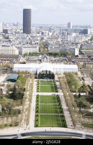 Parigi: Vista aerea dalla cima della Torre Eiffel con il campo di Marte (Champ de Mars) e il grattacielo della Torre Montparnasse (Tour Montparnasse) Foto Stock