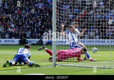 Wigan's Will Keane perde una chance contro Plymouth durante la partita della Sky Bet League One al DW Stadium di Wigan. Data foto: Sabato 23 aprile 2022. Foto Stock