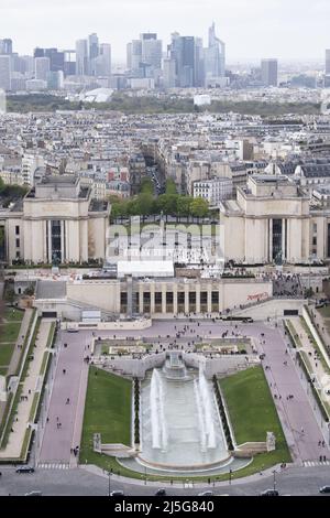 Parigi: Vista aerea dello skyline con i Giardini del Trocadero e i grattacieli del quartiere la Defense visti dalla cima della Torre Eiffel Foto Stock