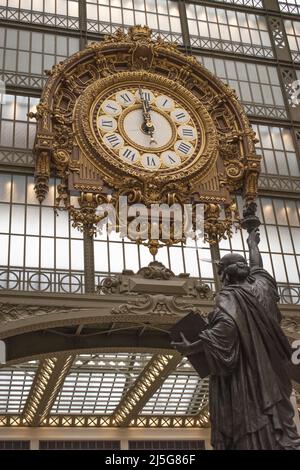 Parigi: Scultura la libertà che illumina il mondo (la libertà eclairant le monde) di Frederic Auguste Bartholdi e l'orologio in Musee d'Orsay Foto Stock
