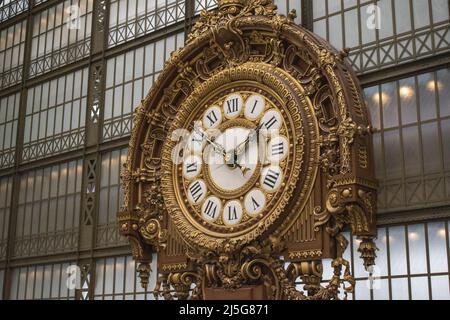 Parigi: L'orologio sulla parete interna della sala principale del Musee d'Orsay, museo ospitato nella ex Gare d'Orsay, una stazione ferroviaria Beaux-Arts Foto Stock