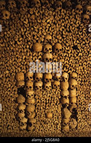 Parigi: Teschi e ossa nelle catacombe di Parigi, ossario in una cava sotterranea lunga 285 km che conserva i resti di oltre 6 milioni di persone Foto Stock