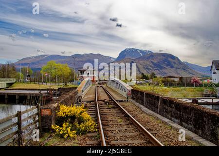 FORT WILLIAM SCOZIA BANAVIE STAZIONE FERROVIARIA IL PONTE DI ALTALENA FERROVIARIO SUL CANALE CALEDONIANO E BEN NEVIS Foto Stock