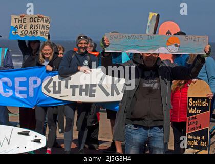 Portobello, Edimburgo, Scozia, Regno Unito. 23rd aprile 2022. Alla fine della protesta contro l'inquinamento di Sewage, persone di tutte le età si sono riunite protestando contro l'acqua scozzese per chiedere di porre fine all'inquinamento delle acque reflue. Tra cui Surfer's contro liquame, chiunque con un amore per l'oceano o i fiumi è stato invitato. Il gruppo marciò pacatamente dalla fine di Seafield della passeggiata fino a Kings Road lungo la Portobello High Street, tagliando poi di nuovo verso l'estremità est della passeggiata. Credit: Archwhite/alamy live news Foto Stock