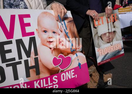 Edimburgo, Scozia, 23rd aprile 2022. I sostenitori della campagna pro-vita hanno dei cartelli, mentre i sostenitori della Pro-Life e della Pro-Choice si affrontano in Lothian Road, il giorno anniversario della legge sull'aborto del 1967 che diventa legge. Un disegno di legge privato membersÕ è stato proposto al Parlamento scozzese per fermare la campagna contro Pro-Life al di fuori degli ospedali. A Edimburgo, Scozia, 23 aprile 2022. Foto Stock