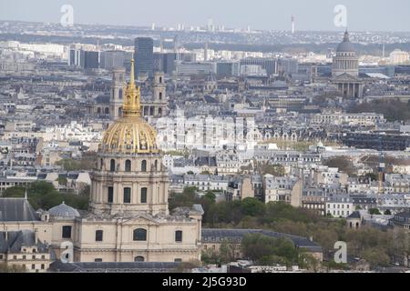 Parigi, Francia: Vista aerea dello skyline con la cattedrale di Saint Louis nel complesso Les Invalides e il Pantheon visto dalla cima della Torre Eiffel Foto Stock