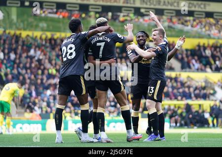 Joelinton (centro) del Newcastle United festeggia con i compagni di squadra dopo aver segnato il secondo gol della partita durante la partita della Premier League a Carrow Road, Norwich. Data foto: Sabato 23 aprile 2022. Foto Stock