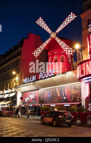 Parigi: Insegne al neon ed esterni del Moulin Rouge, uno dei club più famosi di Parigi, inaugurato il 6 ottobre 1891in il quartiere a luci rosse di Pigalle Foto Stock