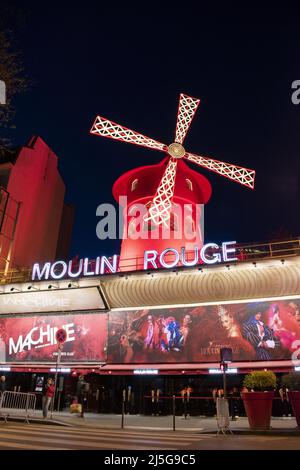 Parigi: Insegne al neon ed esterni del Moulin Rouge, uno dei club più famosi di Parigi, inaugurato il 6 ottobre 1891in il quartiere a luci rosse di Pigalle Foto Stock