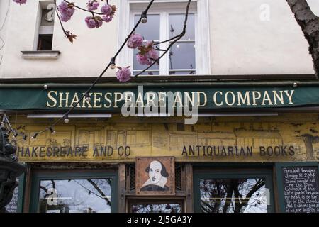 Parigi, Francia: Vista di Shakespeare and Company, una libreria in lingua inglese aperta nel 1951 da George Whitman, sulla riva sinistra, 5th ° arrondissement Foto Stock