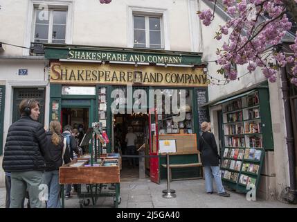 Parigi, Francia: Vista di Shakespeare and Company, una libreria in lingua inglese aperta nel 1951 da George Whitman, sulla riva sinistra, 5th ° arrondissement Foto Stock