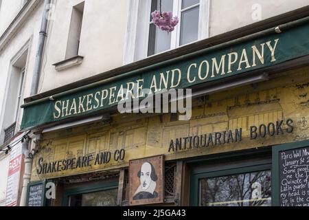 Parigi, Francia: Vista di Shakespeare and Company, una libreria in lingua inglese aperta nel 1951 da George Whitman, sulla riva sinistra, 5th ° arrondissement Foto Stock