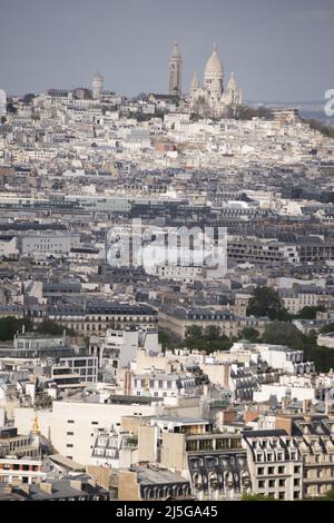 Parigi, Francia: Vista aerea dalla cima della Torre Eiffel con la collina di Montmartre, il punto più alto della città, e la Basilica del Sacro cuore Foto Stock